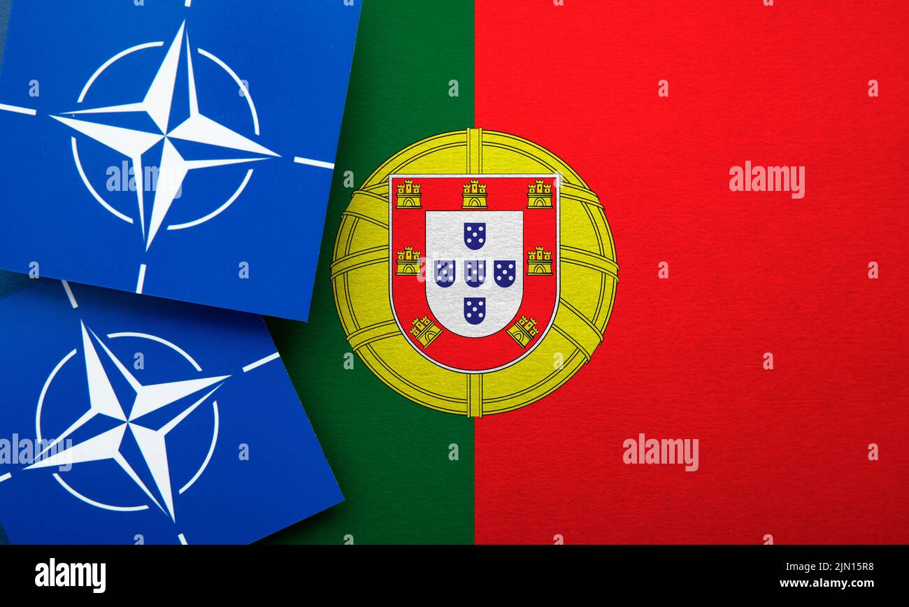 LONDRES, Reino Unido - Agosto de 2022: Logotipo de alianza militar de la Organización del Tratado del Atlántico Norte (OTAN) en una bandera de Portugal Foto de stock