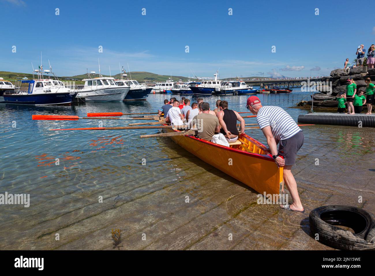 Barco Sena, tradicional barco de pesca largo del condado de Kerry, en la regata Portmagee Foto de stock