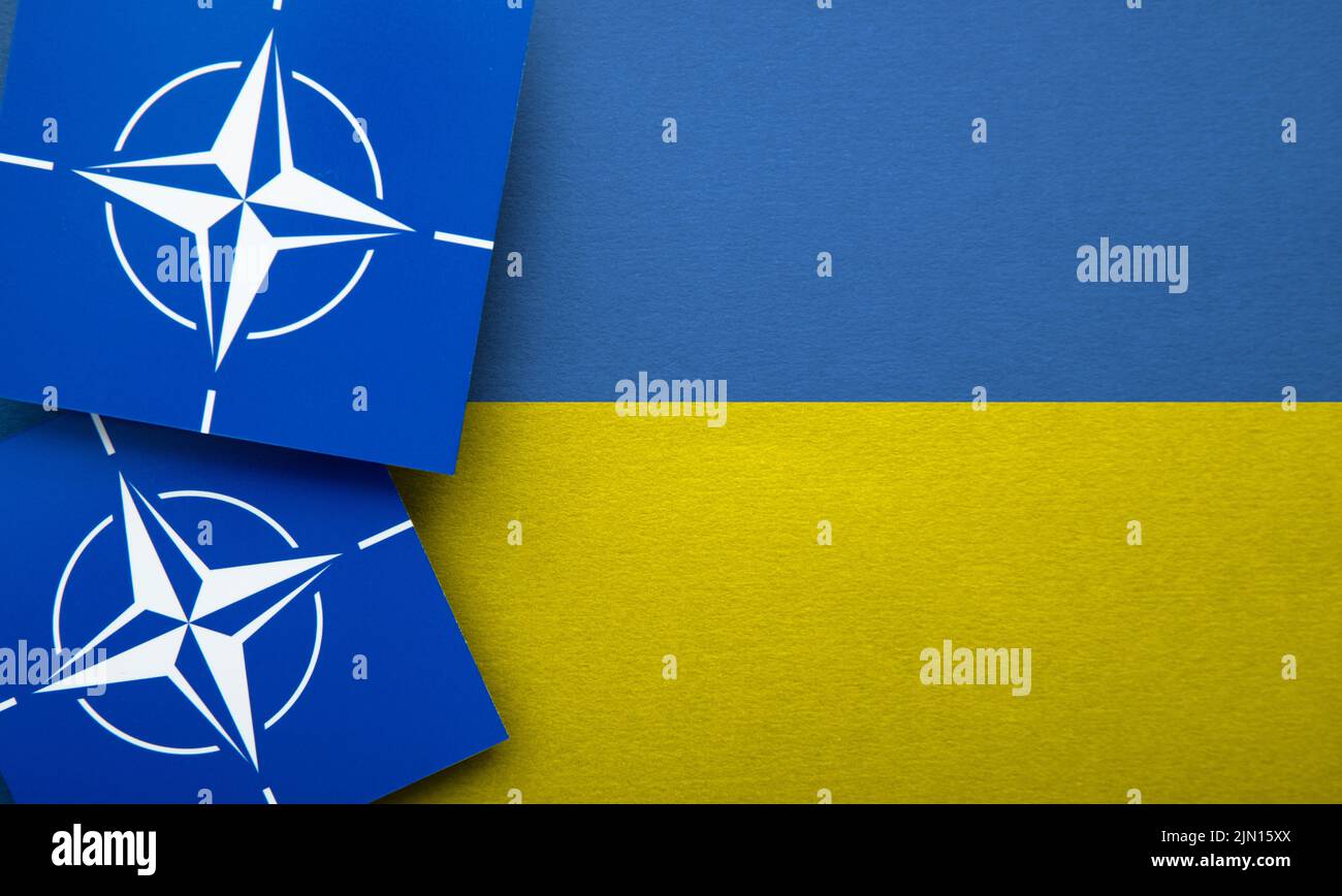 LONDRES, Reino Unido - Agosto de 2022: Logotipo de alianza militar de la Organización del Tratado del Atlántico Norte (OTAN) en una bandera de Ucrania Foto de stock