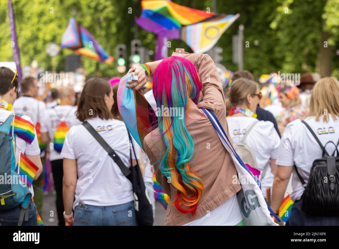 Una mujer de mediana edad con marchas de pelo rosa y arco iris en el London Pride 2022 Foto de stock