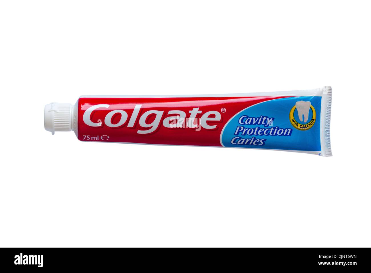 Tubo de nuevo look Colgate Cavidad Protección pasta dentífrica fluoruro pasta dental aislada sobre fondo blanco Foto de stock