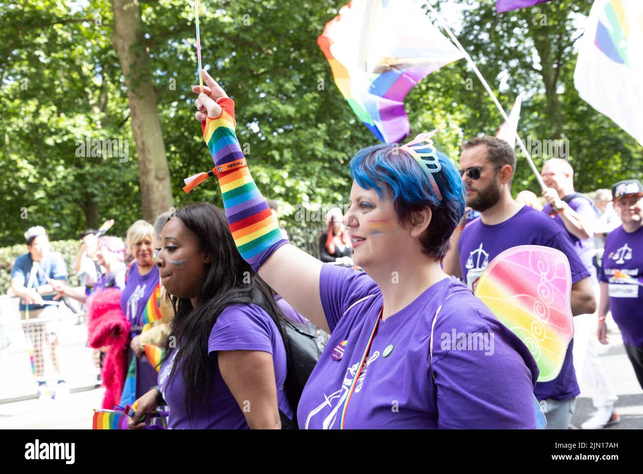 London Pride 2022: homosexuales y lesbianas del sector legal marchan juntos, abarcando la Sociedad Jurídica, el Colegio de Abogados, CILEX, abogados, etc. Foto de stock