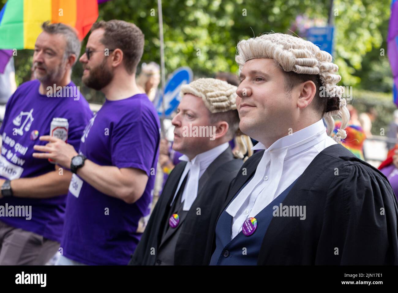 Los abogados marchan como parte del bloque Legal en London Pride 2022, vestidos con trajes y pelucas tradicionales Foto de stock