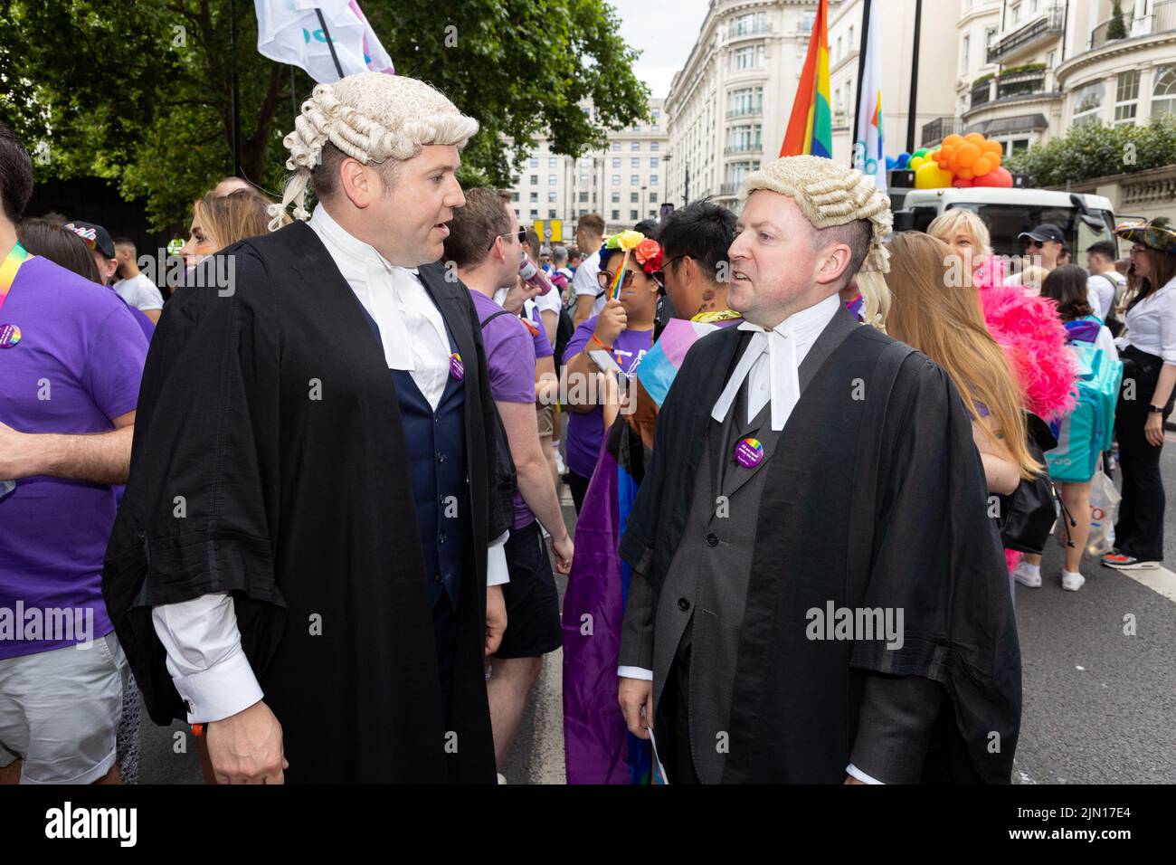 Los abogados marchan como parte del bloque Legal en London Pride 2022, vestidos con trajes y pelucas tradicionales Foto de stock