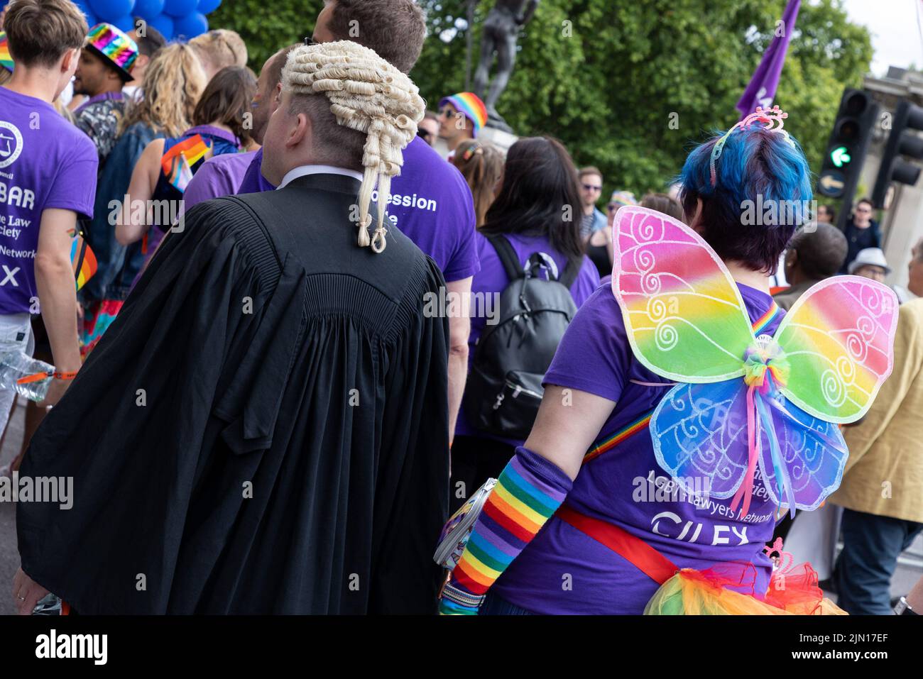 Un abogado marcha como parte del bloque Legal en el London Pride 2022, vestido con la tradicional bata y peluca. Foto de stock
