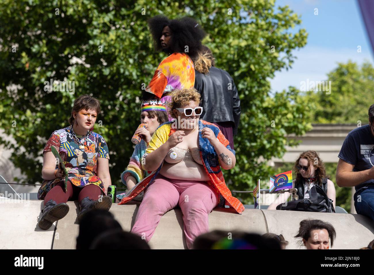 Pride London 2022: la marcha anual es una celebración para la comunidad lesbiana, gay, bi-sexual, trans. Esta foto muestra a las personas que flanquean las calles wat Foto de stock