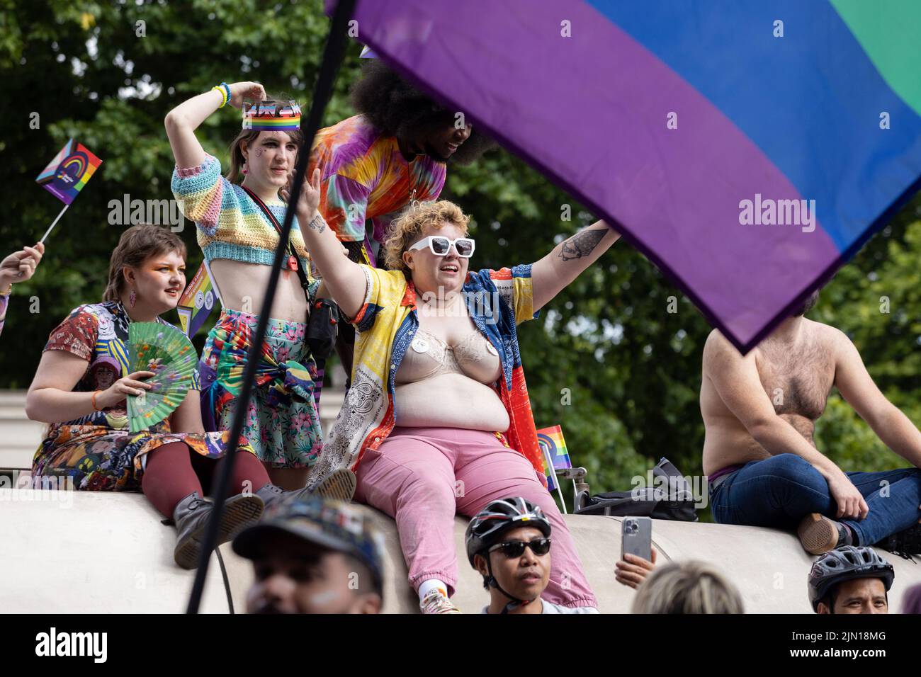 Pride London 2022: la marcha anual es una celebración para la comunidad lesbiana, gay, bi-sexual, trans. Esta foto muestra a las personas que flanquean las calles wat Foto de stock