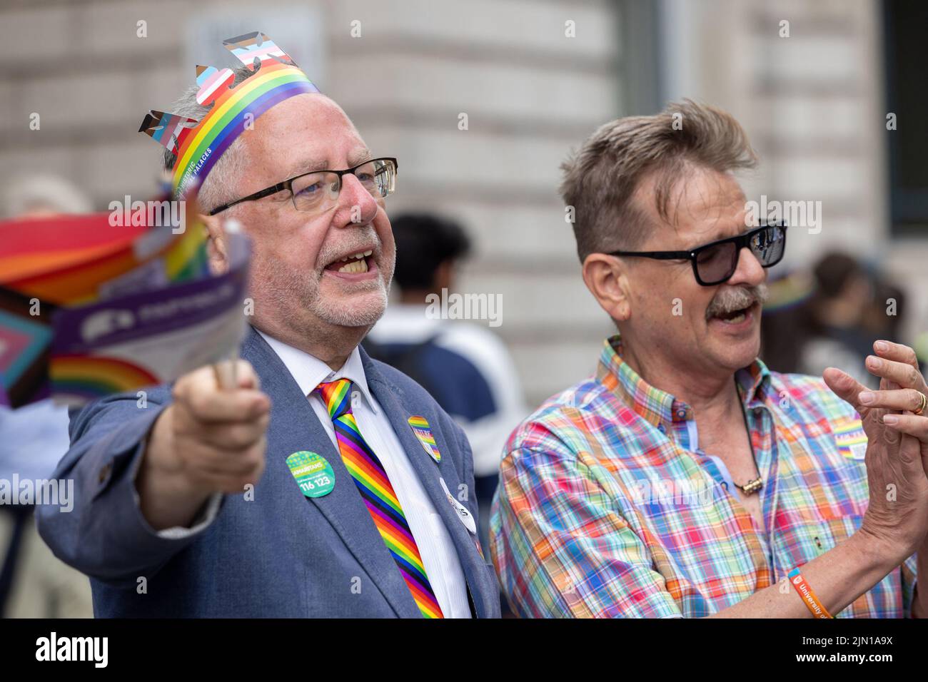 Las multitudes recorren las calles de Londres, Piccadilly at Pride London 2022. la marcha anual es una celebración para la comunidad lesbiana, gay, bisexual y trans Foto de stock