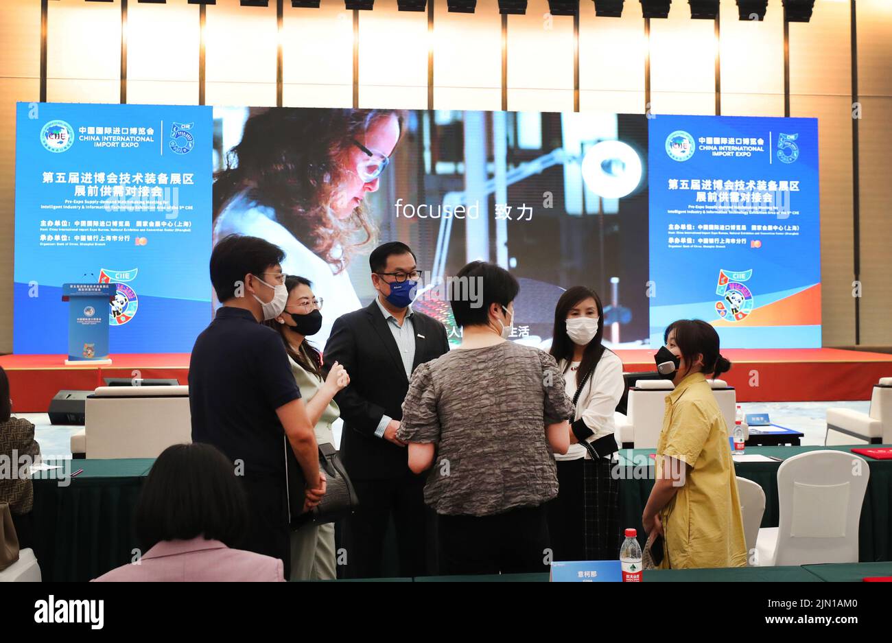 Shanghái. 8th de Ago de 2022. La gente tiene una discusión mientras asiste a una reunión pre-expo oferta-demanda matchmaking para la Industria Inteligente y el Área de la Exposición de Tecnología de la Información de la quinta China International Import Expo (CIIE) en el Centro Nacional de Exposiciones y Convenciones (Shanghai) en el este de China Shanghai, el 8 de agosto de 2022. Crédito: Fang Zhe/Xinhua/Alamy Live News Foto de stock