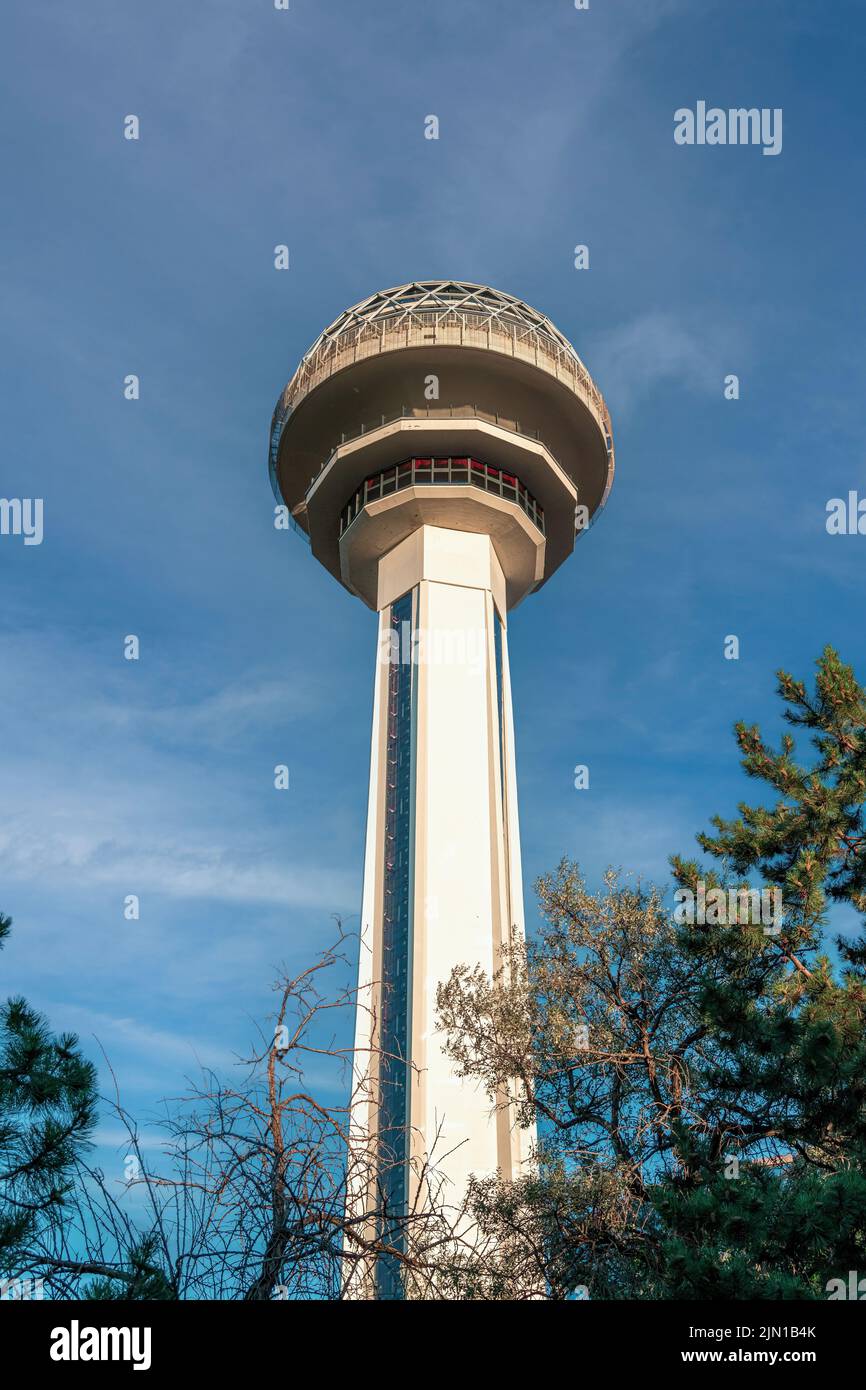 Ankara, Turquía - 05 de julio de 2022: La Torre Atakule es el principal punto de referencia de Ankara, Turquía Foto de stock