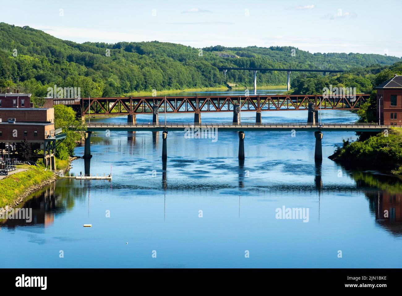 Puentes sobre el río Kennebec en el centro de Augusta Maine Foto de stock