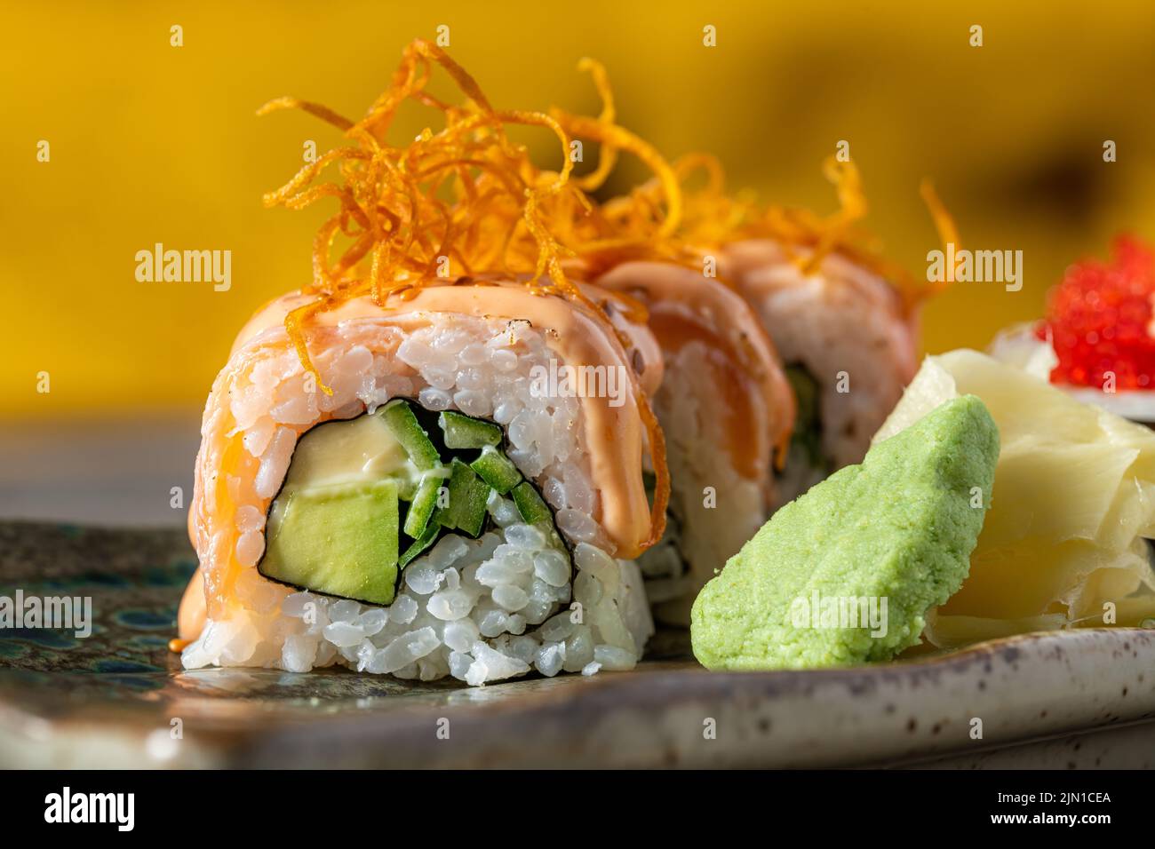 Sushi Conjunto de varios productos sobre un plato de piedra. Desenfoque de fondo y enfoque selectivo Foto de stock