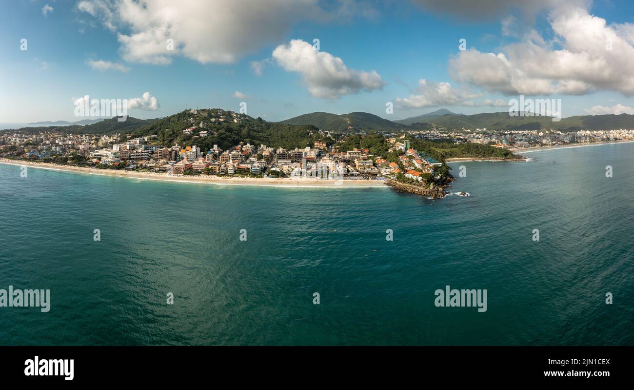 Vista aérea de la costa y las playas en la ciudad turística de Bombinhas, Brasil Foto de stock