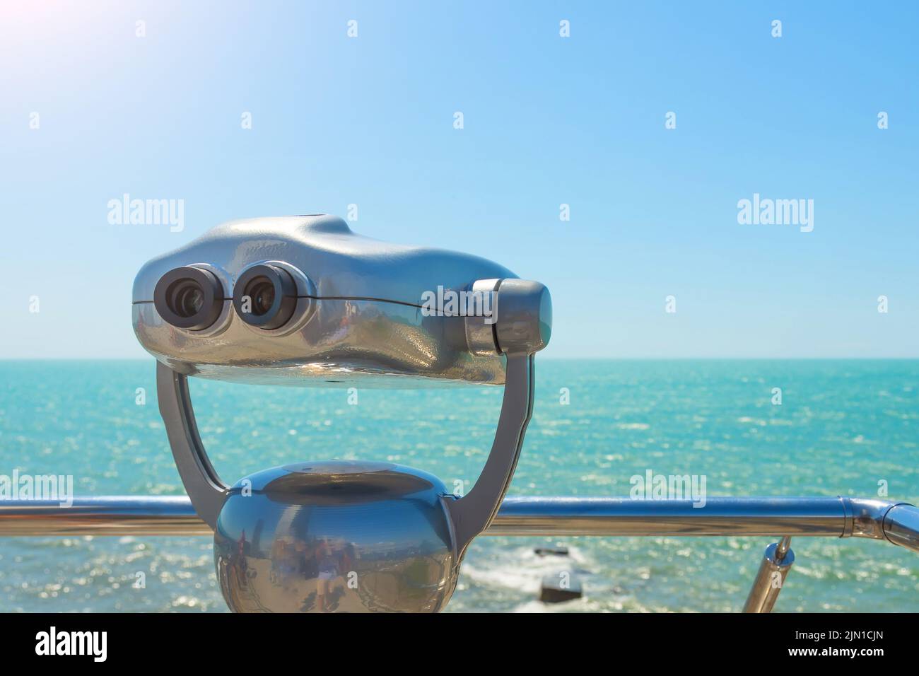 Mirador con binocular para ver el mar Foto de stock