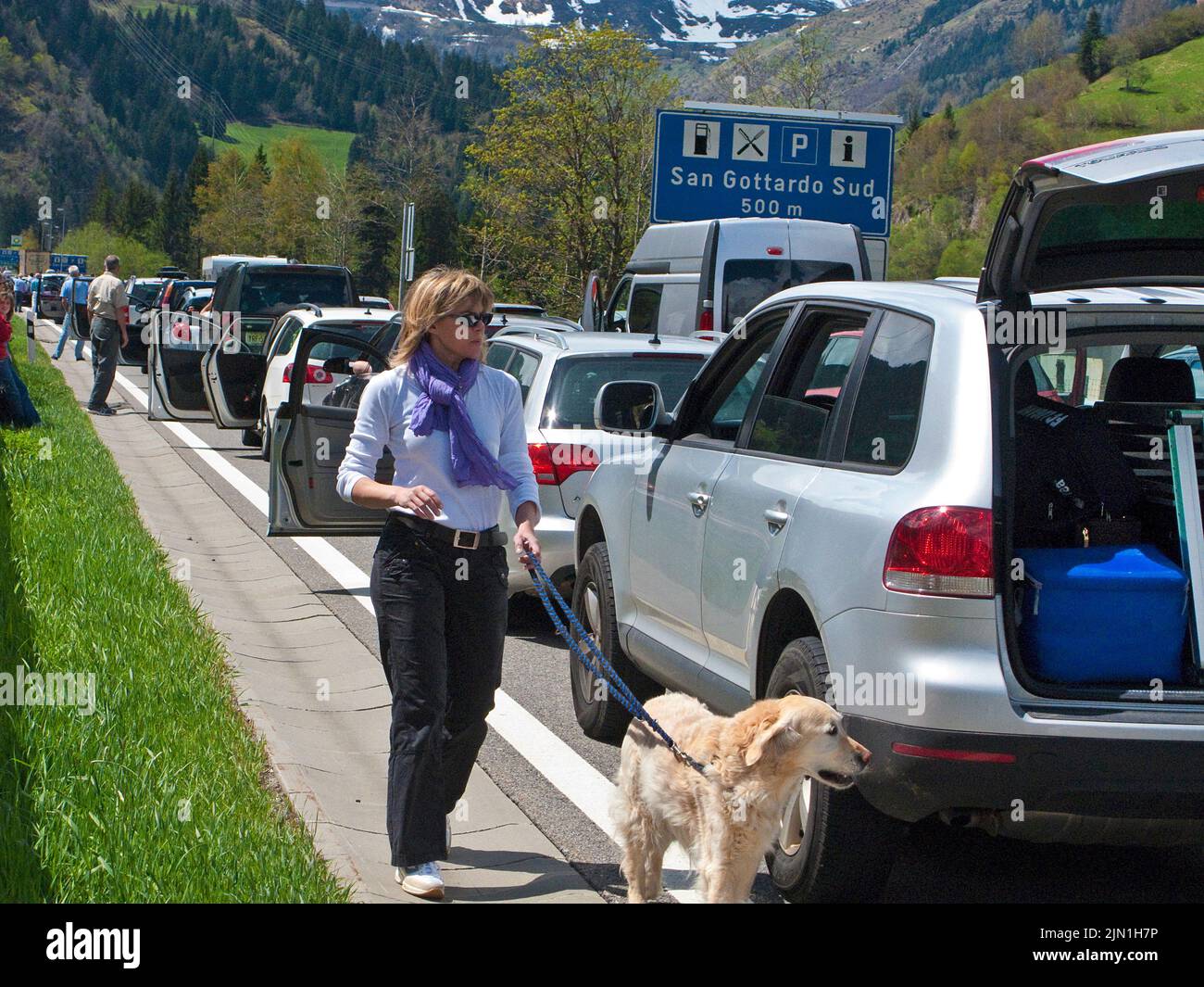 Línea de coches, atasco de tráfico en la autopista en el túnel de San Gotthard, Suiza, Europa Foto de stock