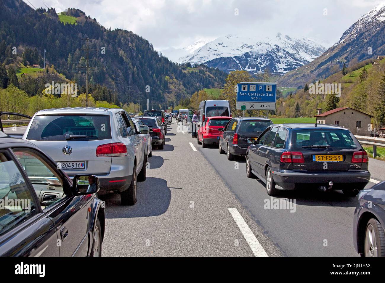 Línea de coches, atasco de tráfico en la autopista en el túnel de San Gotthard, Suiza, Europa Foto de stock