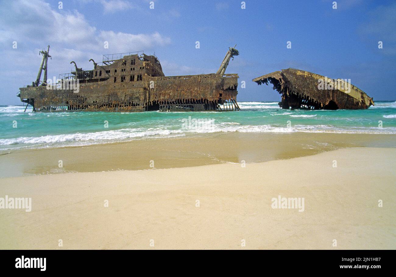 El naufragio del buque Cabo Santa Maria en la playa de Costa de Boa Esperanca, Boavista, Islas de Cabo Verde, África Foto de stock