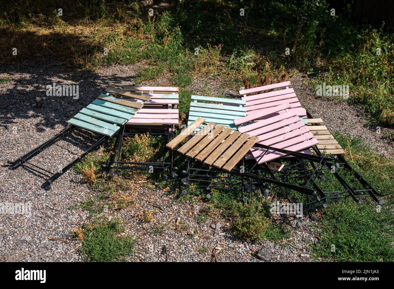 Terraza abandonada o mesas de jardín en el terreno en el distrito Munkkkkisaari de Helsinki, Finlandia Foto de stock