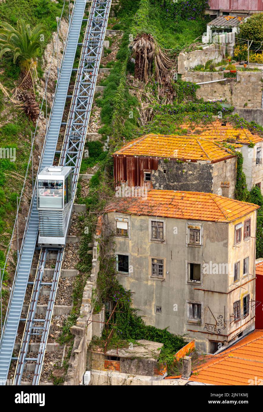 El Funicular dos Guindas, que se extiende por una empinada ladera entre Ribeira y Batalha, en el centro de la ciudad de Porto A, en el norte de Portugal. Foto de stock