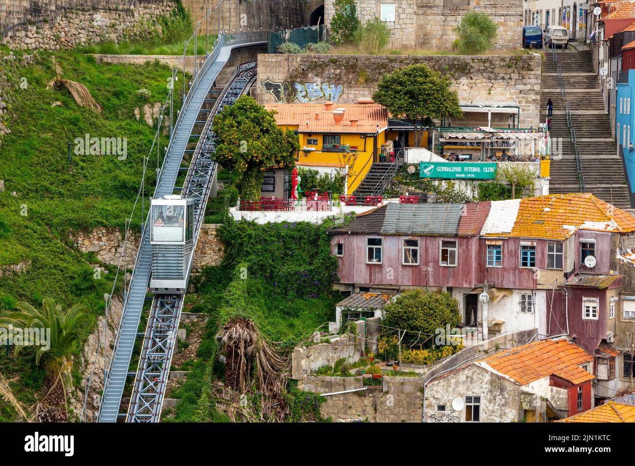 El Funicular dos Guindas, que se extiende por una empinada ladera entre Ribeira y Batalha, en el centro de la ciudad de Porto A, en el norte de Portugal. Foto de stock