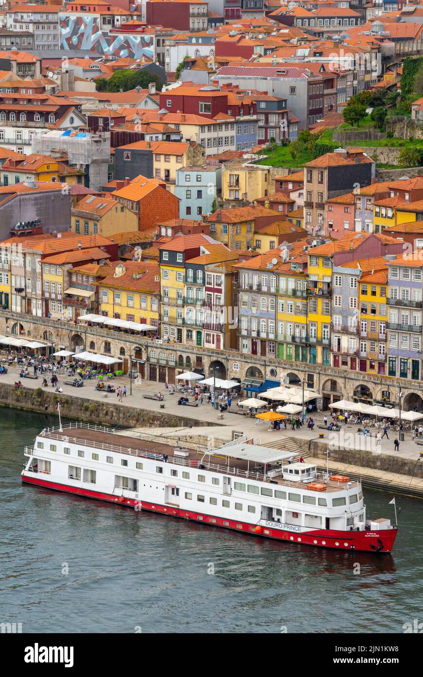 Barco turístico navegando por el río Duero en el centro de Porto, una ciudad importante en el norte de Portugal. Foto de stock