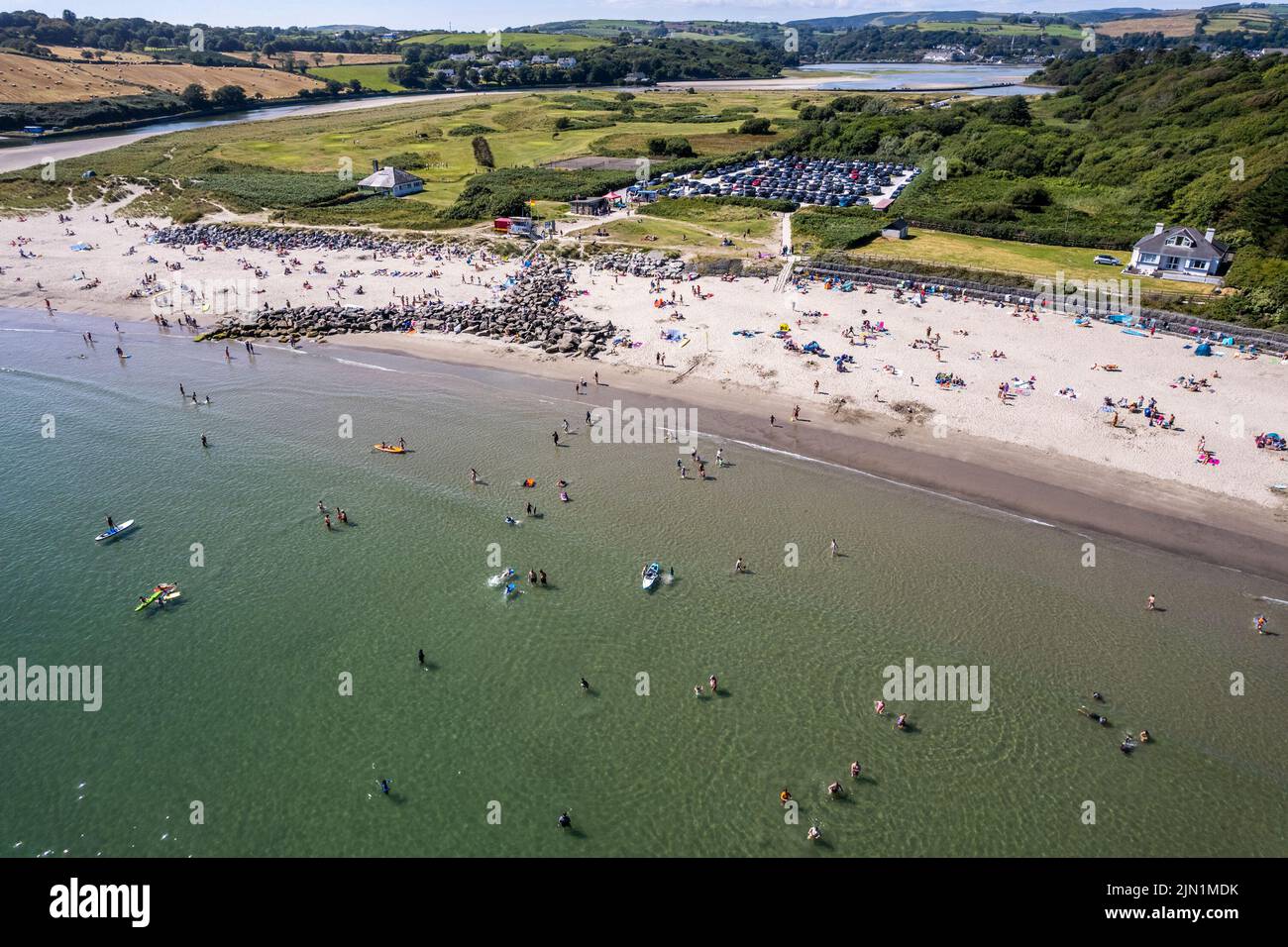 Rosscarbery, Cork Occidental, Irlanda. 8th de Ago de 2022. La playa de Warren en Rosscarbery estaba muy ocupada hoy con gente dándose un chapuzón en el agua para refrescarse en un día con temperaturas que alcanzan los 21C grados. Crédito: AG News/Alamy Live News Foto de stock