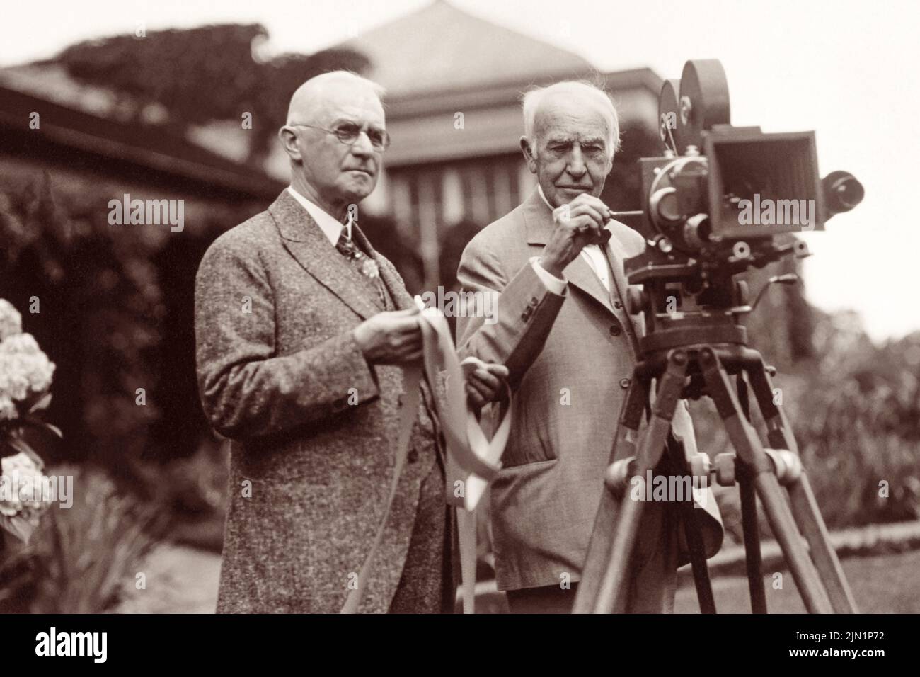 George Eastman (izquierda) y Thomas Edison en julio de 1928, con una cámara cinematográfica en la casa de Eastman en Rochester, Nueva York, donde se estaba llevando a cabo una demostración de la nueva película Kodacolor. (ESTADOS UNIDOS) Foto de stock