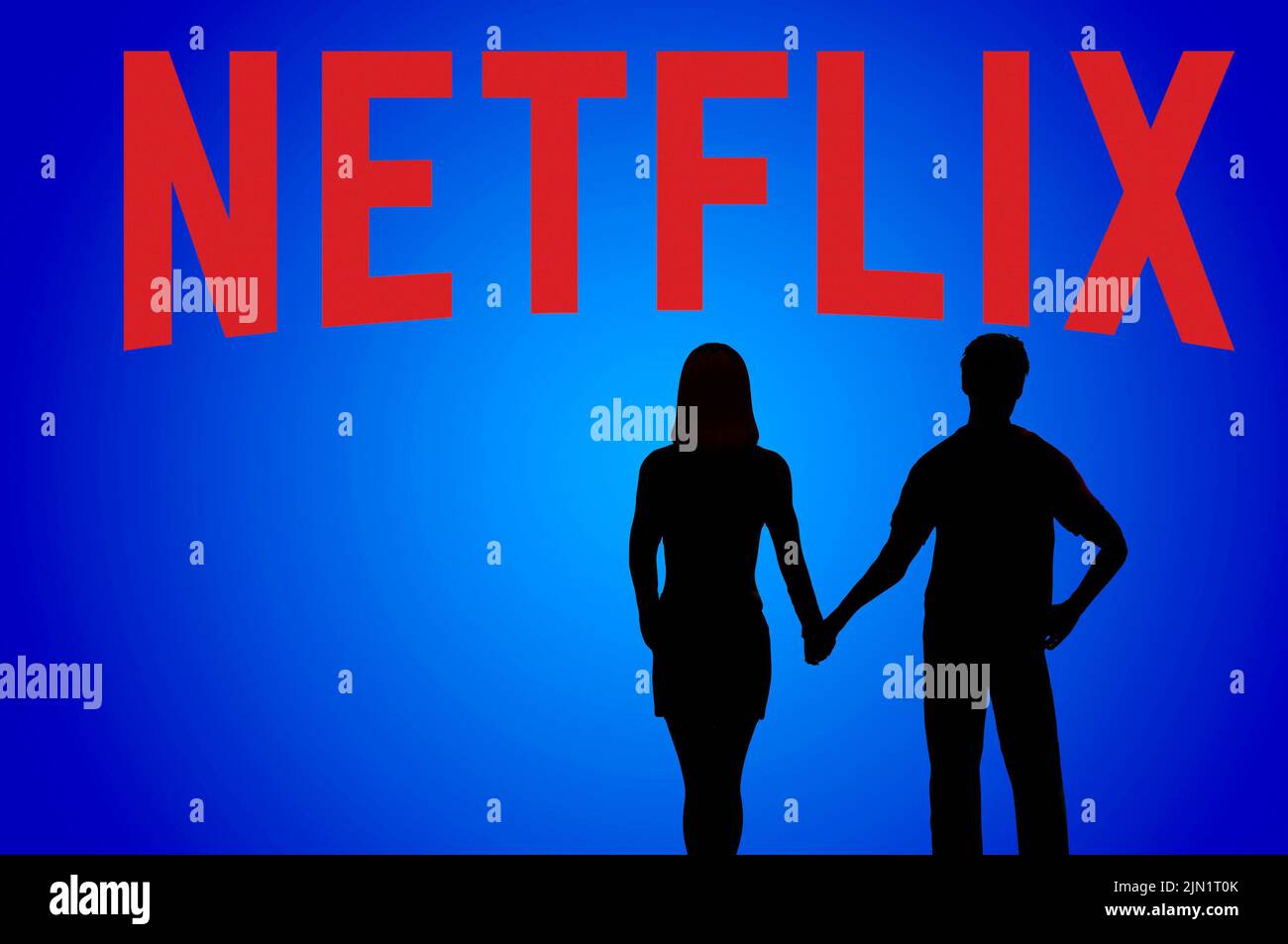 Silueta de una pareja delante de un logotipo de Netflix Foto de stock