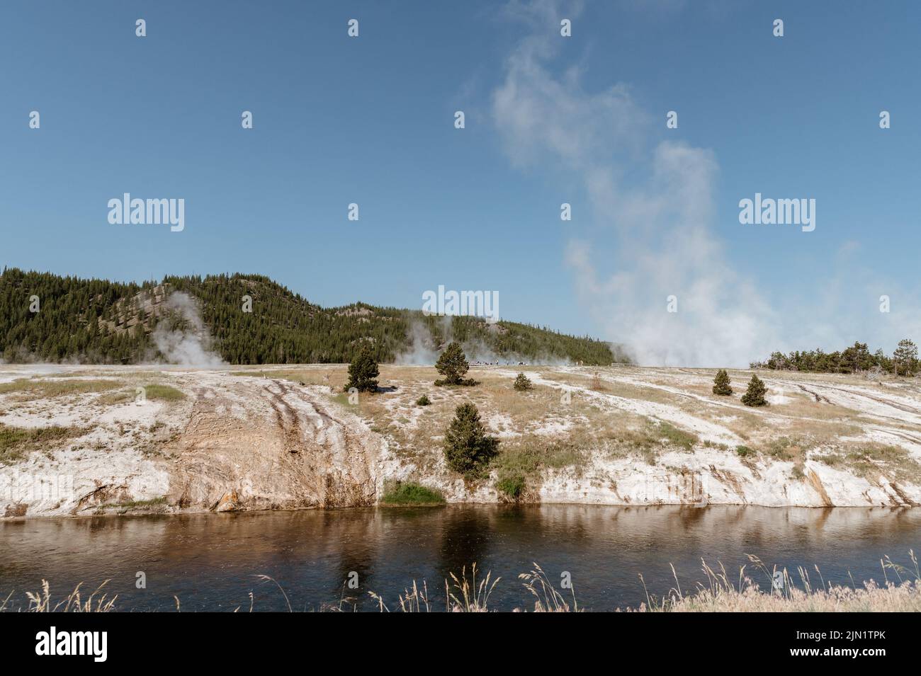 Mirando hacia el Excelsior Geyser Crater en Yellowstone Foto de stock