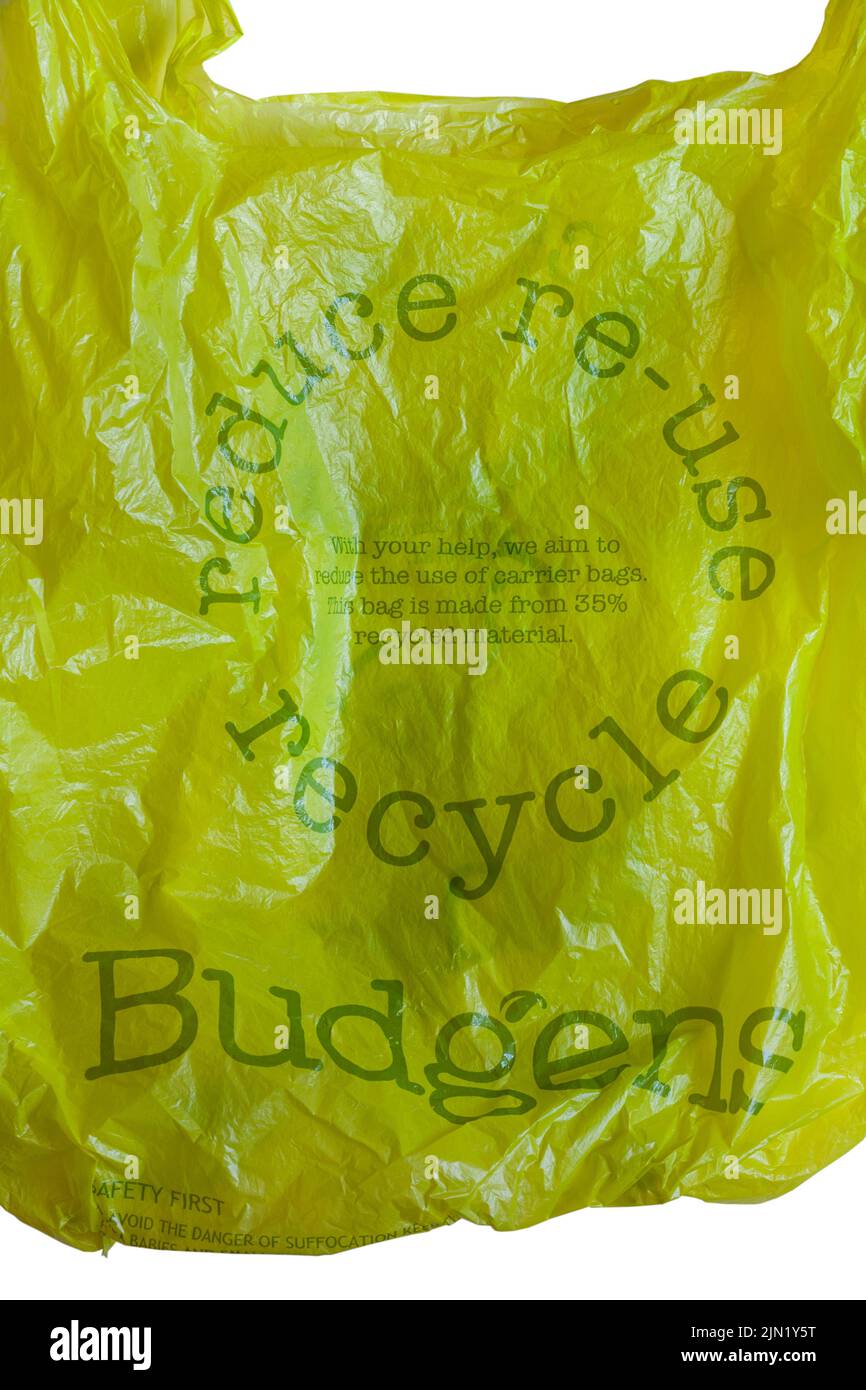 Reducir la reutilización de la bolsa de transporte de Budgens Con su ayuda nuestro objetivo es reducir el uso de bolsas de transporte. Esta bolsa está fabricada con un 35% de material reciclado Foto de stock