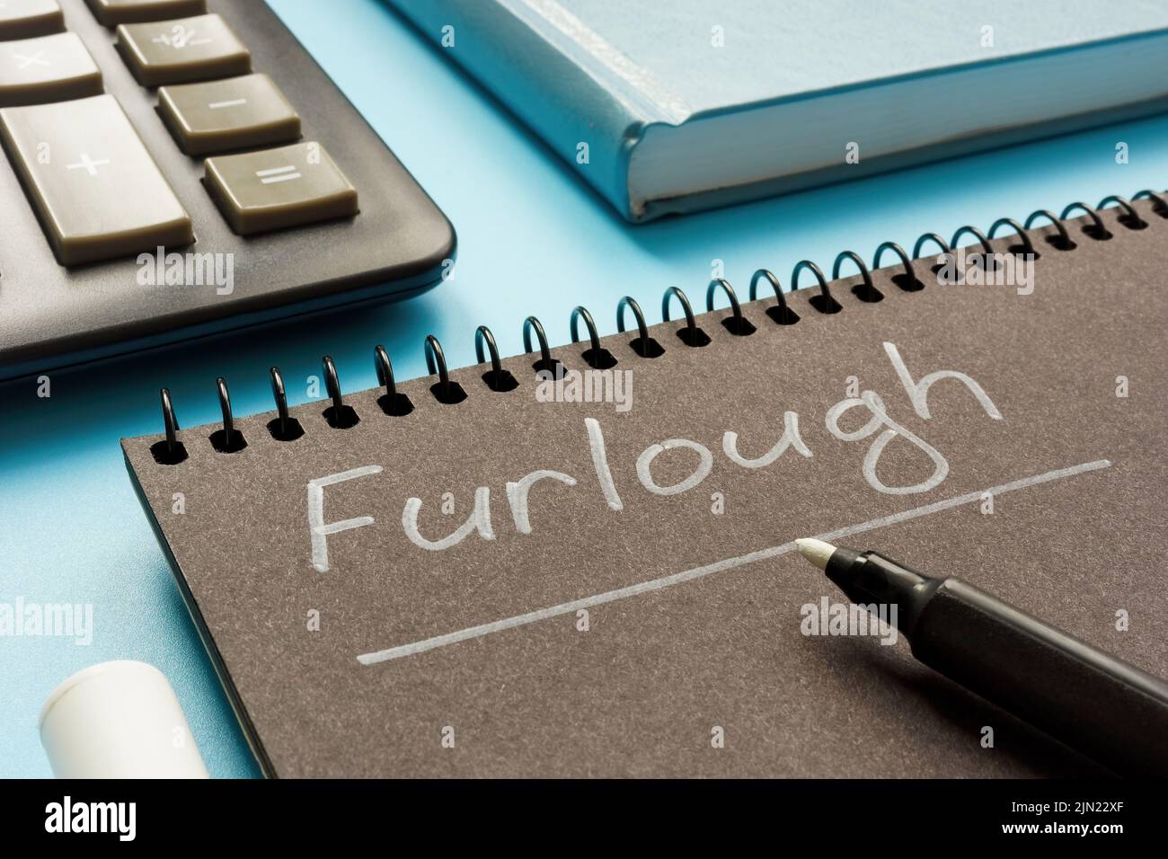 Escritura de la palabra furlough en el bloc de notas por marcador. Foto de stock