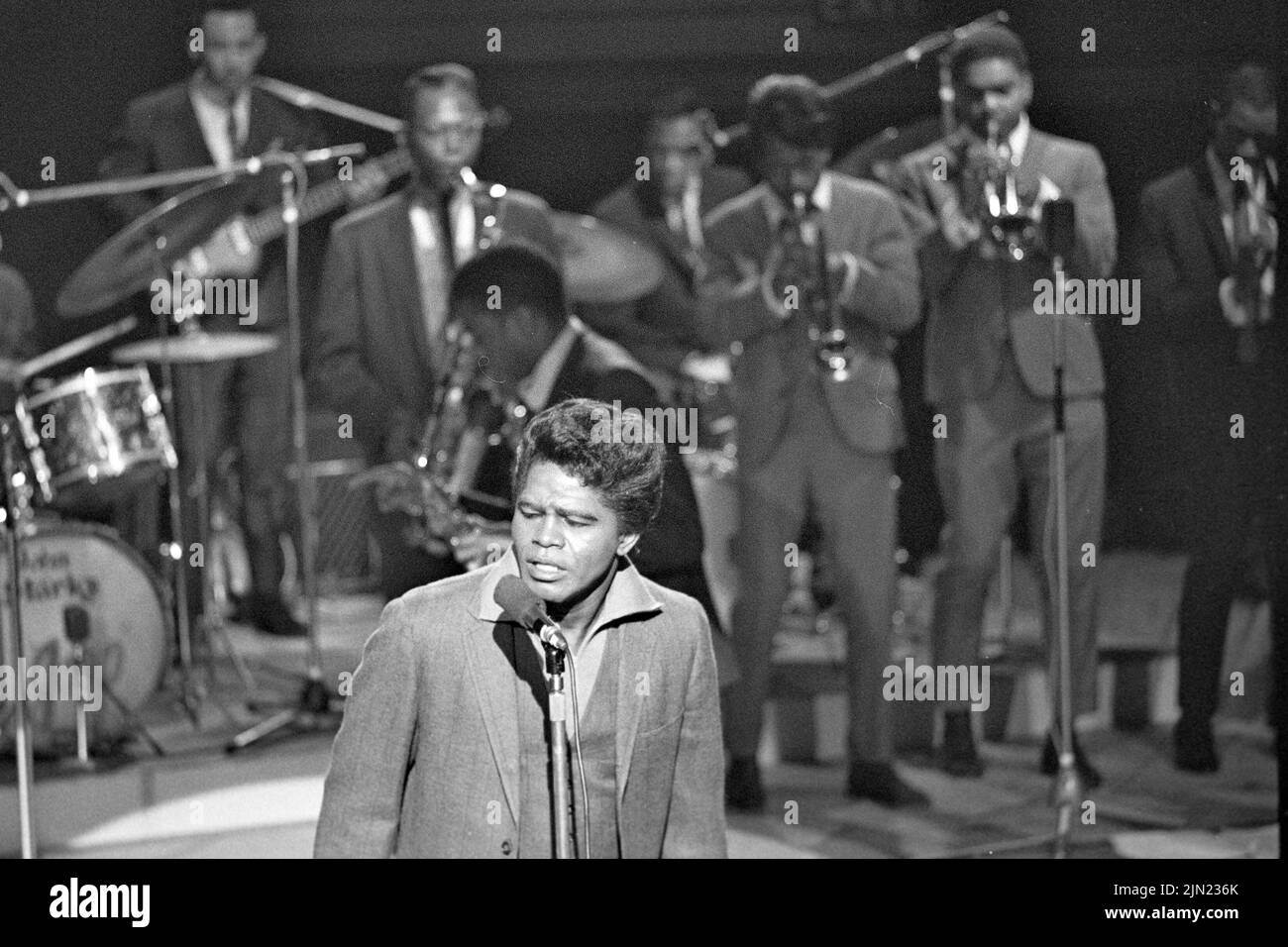 JAMES BROWN (1933-2006) cantante estadounidense de Soul en Ready, Steady, Go ! en 1966. Foto: Tony Gale Foto de stock