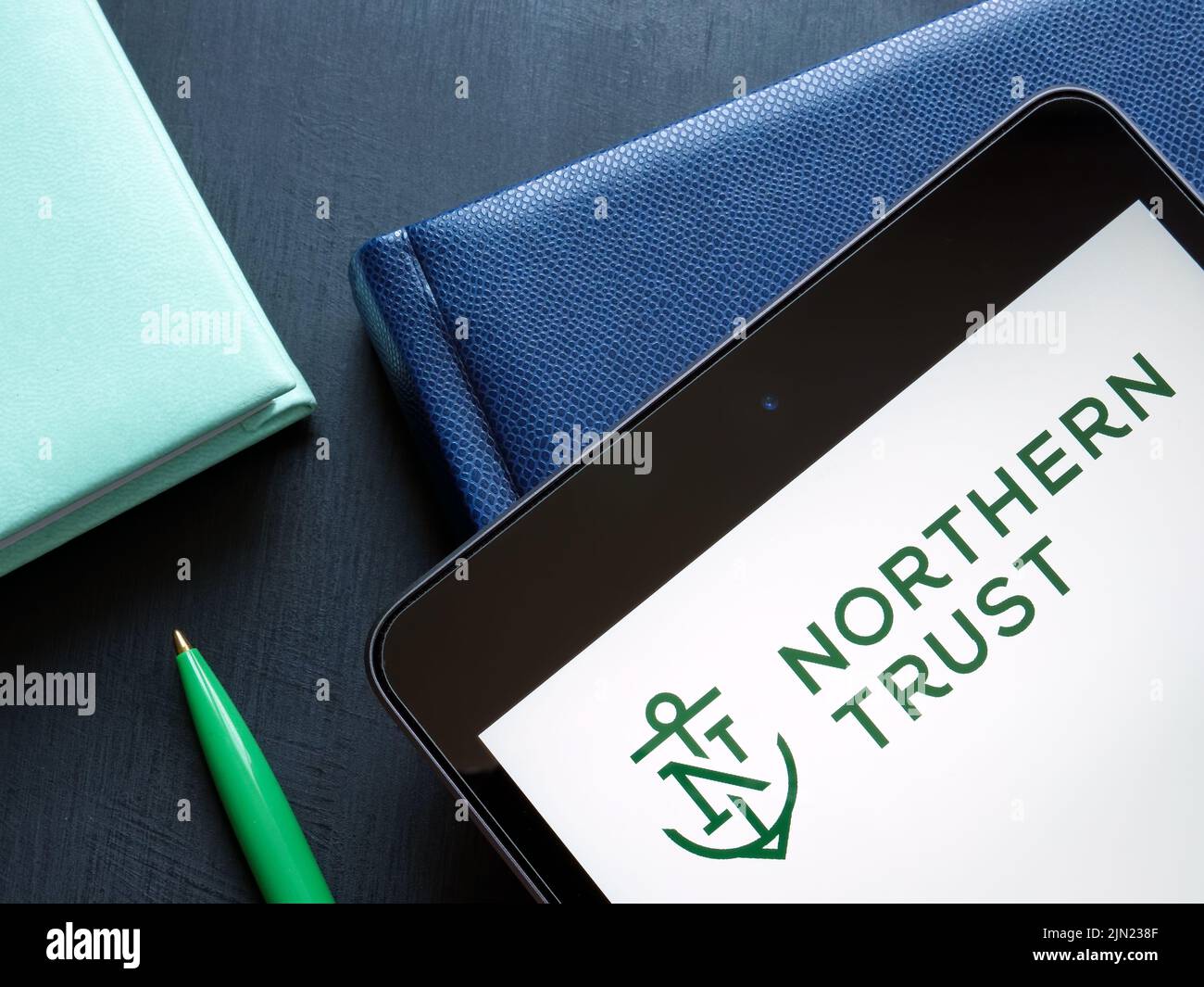 KIEV, UCRANIA - 06 de julio de 2022. Logotipo de Northern Trust Corporation en la pantalla. Foto de stock