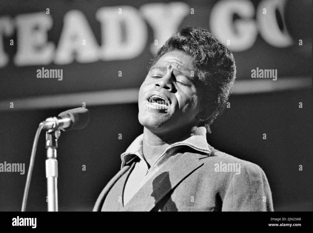 JAMES BROWN (1933-2006) cantante estadounidense de Soul en Ready, Steady, Go ! en 1966. Foto: Tony Gale Foto de stock