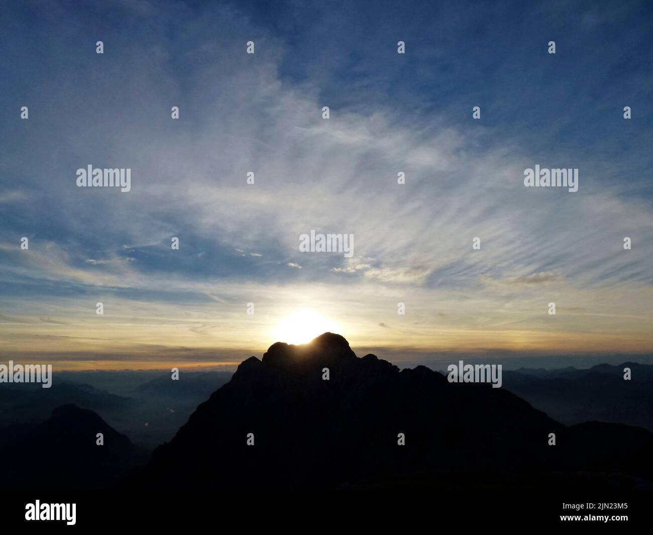 Puesta de sol en las montañas Hackenkopfe, Tirol, Austria Foto de stock