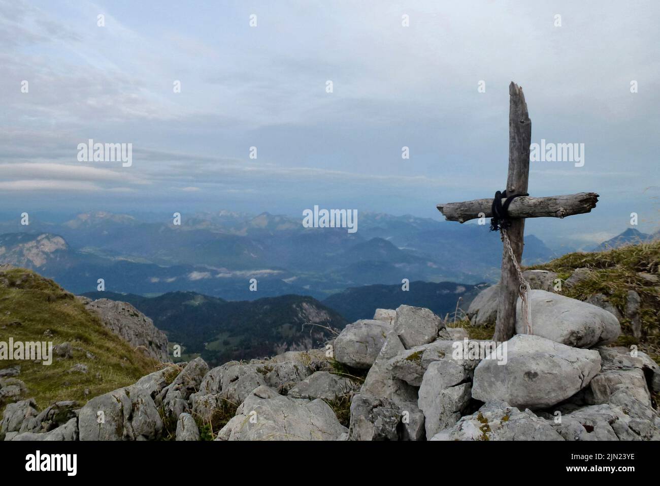 Cruz Memorial en las montañas Hackenkopfe, Wilder Kaiser, Tirol, Austria Foto de stock