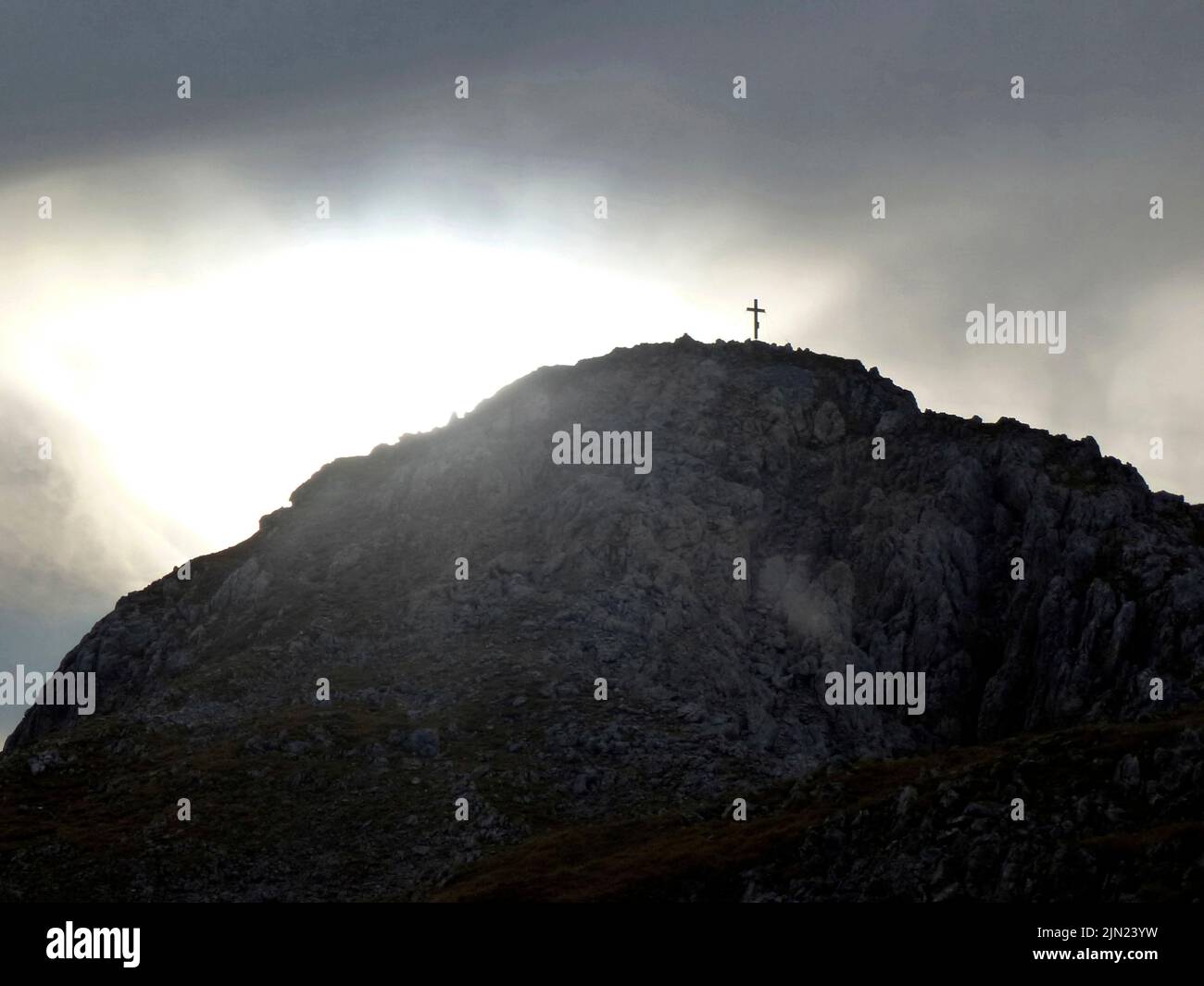 Cruce de la cumbre en la montaña Sonneck, Wilder Kaiser, Tirol, Austria Foto de stock