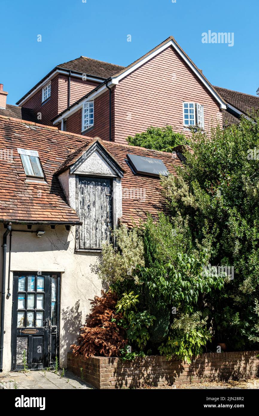 Dorking, Surrey Hills, Londres Reino Unido, julio de 07 2022, Mezcla de arquitectura de propiedad residencial antigua y nueva sin personas Foto de stock