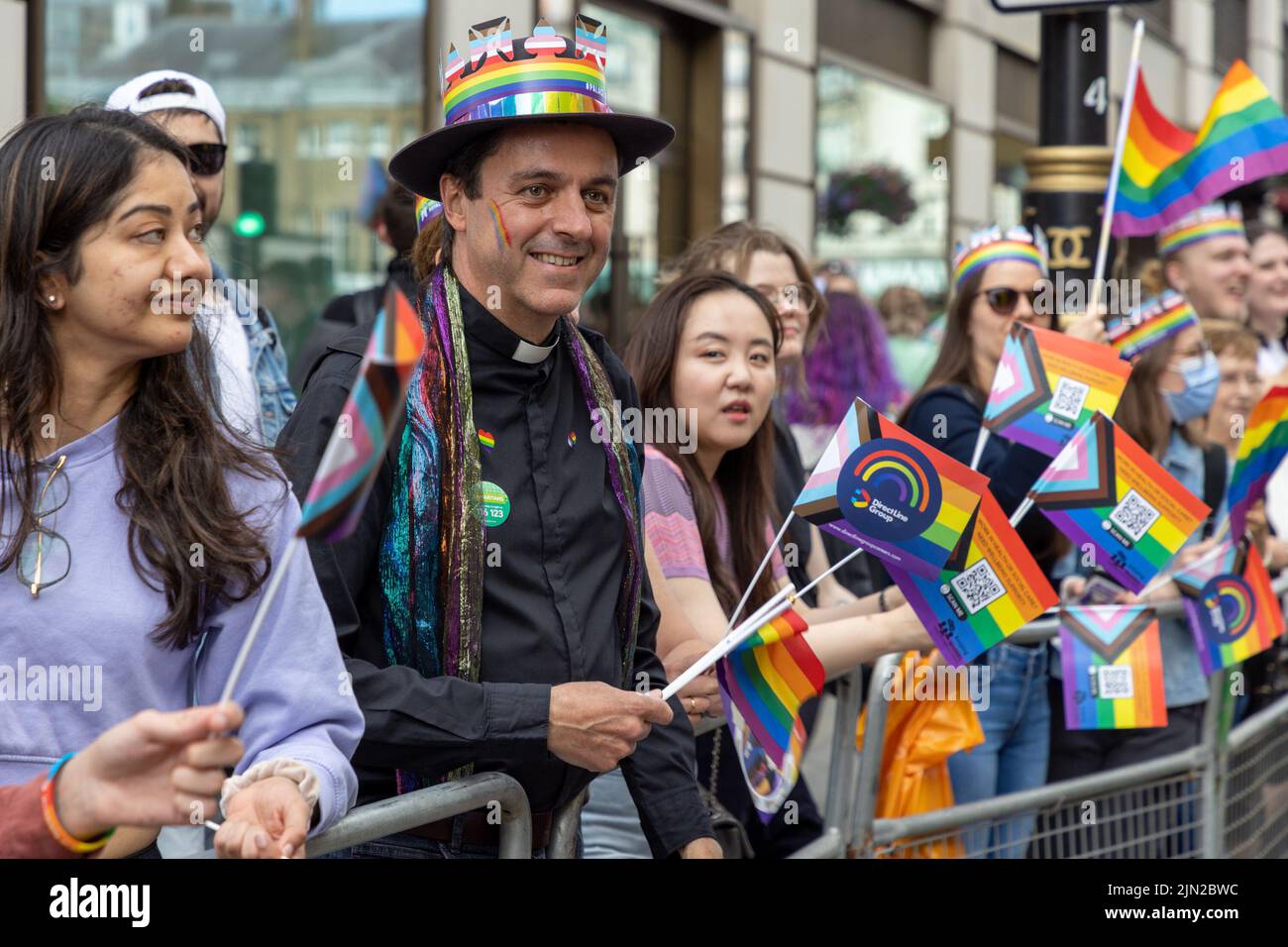 Un vicario recorre las calles de Londres, Piccadilly at Pride London 2022. la marcha anual es una celebración para los gays, lesbianas, bisexuales, trans communi Foto de stock