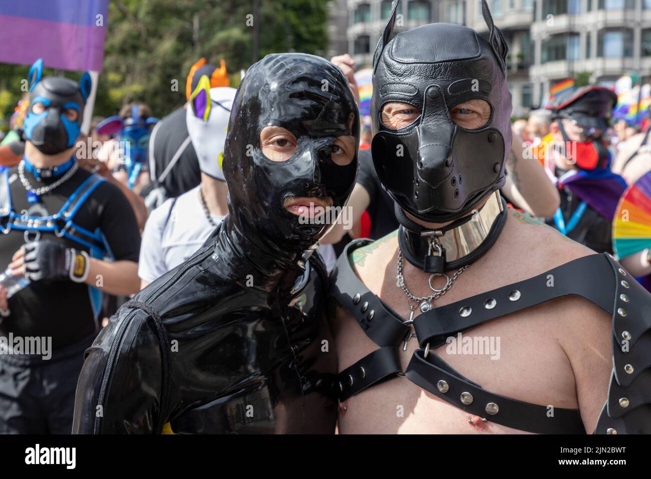Los hombres se visten con trajes de cuero bondage como parte de London Pride, en Piccadilly. La marcha anual es una celebración para lesbianas, gays, bisexuales, tr Foto de stock