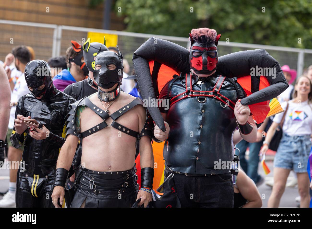 Los hombres se visten con trajes de cuero bondage como parte de London Pride, en Piccadilly. La marcha anual es una celebración para lesbianas, gays, bisexuales, tr Foto de stock