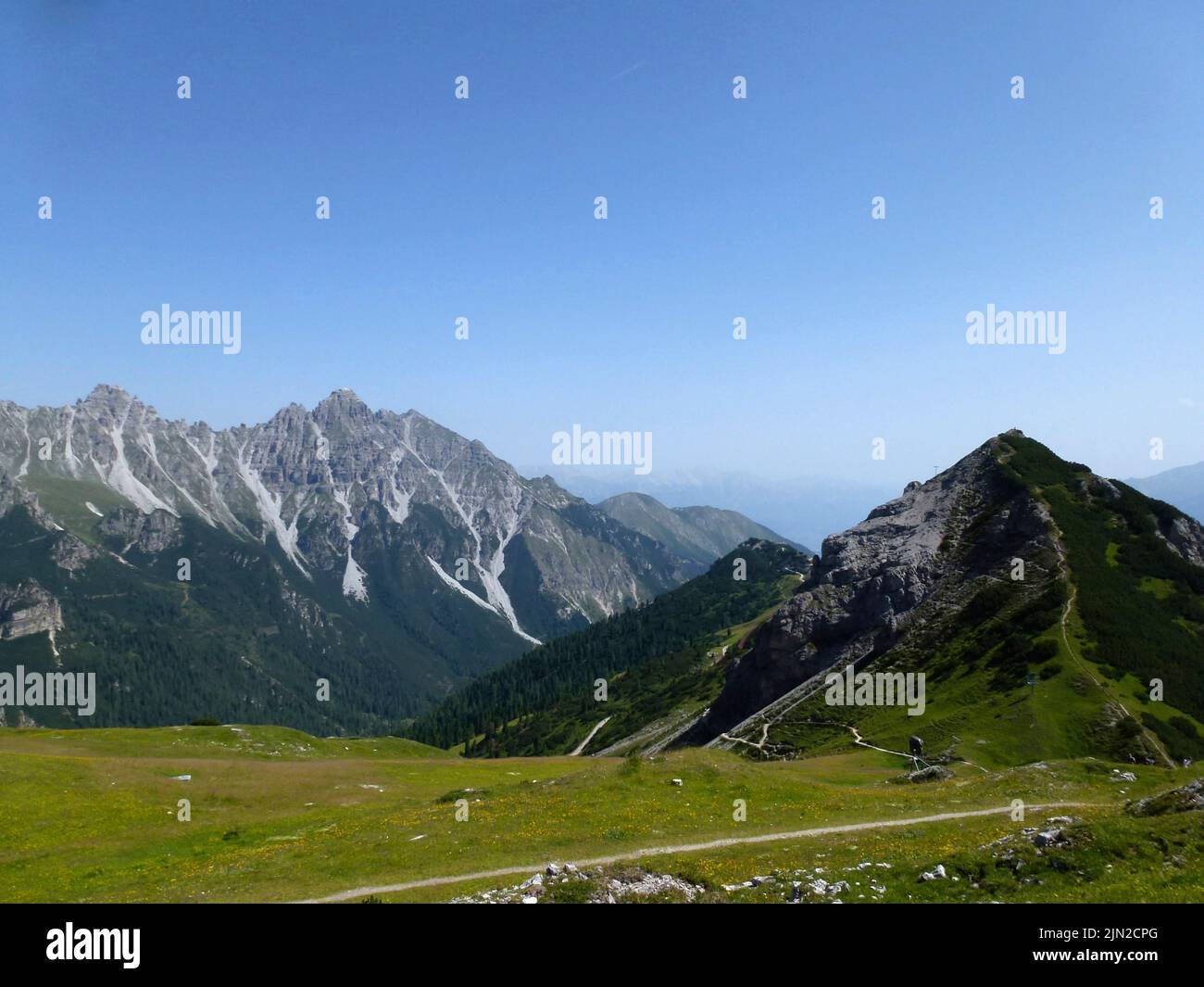 Poste de la señal en la ruta de senderismo de alta altitud de Stubai en Tirol, Austria Foto de stock