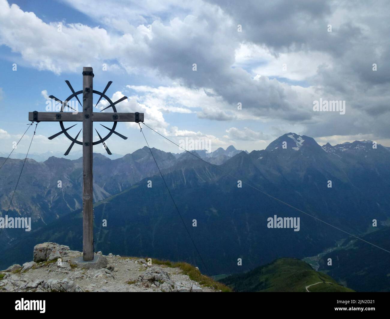 Cruce la montaña Hoher Burgstall en Stubai, ruta de senderismo de gran altitud, vuelta 1 en Tirol, Austria Foto de stock