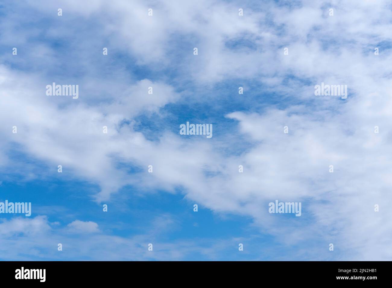 Fondo azul cielo con nubes cúmulos blancas esponjosas. Panorama de nubes blancas y esponjosas en el cielo azul. Hermoso y vasto cielo azul con sorprendente dispersión Foto de stock