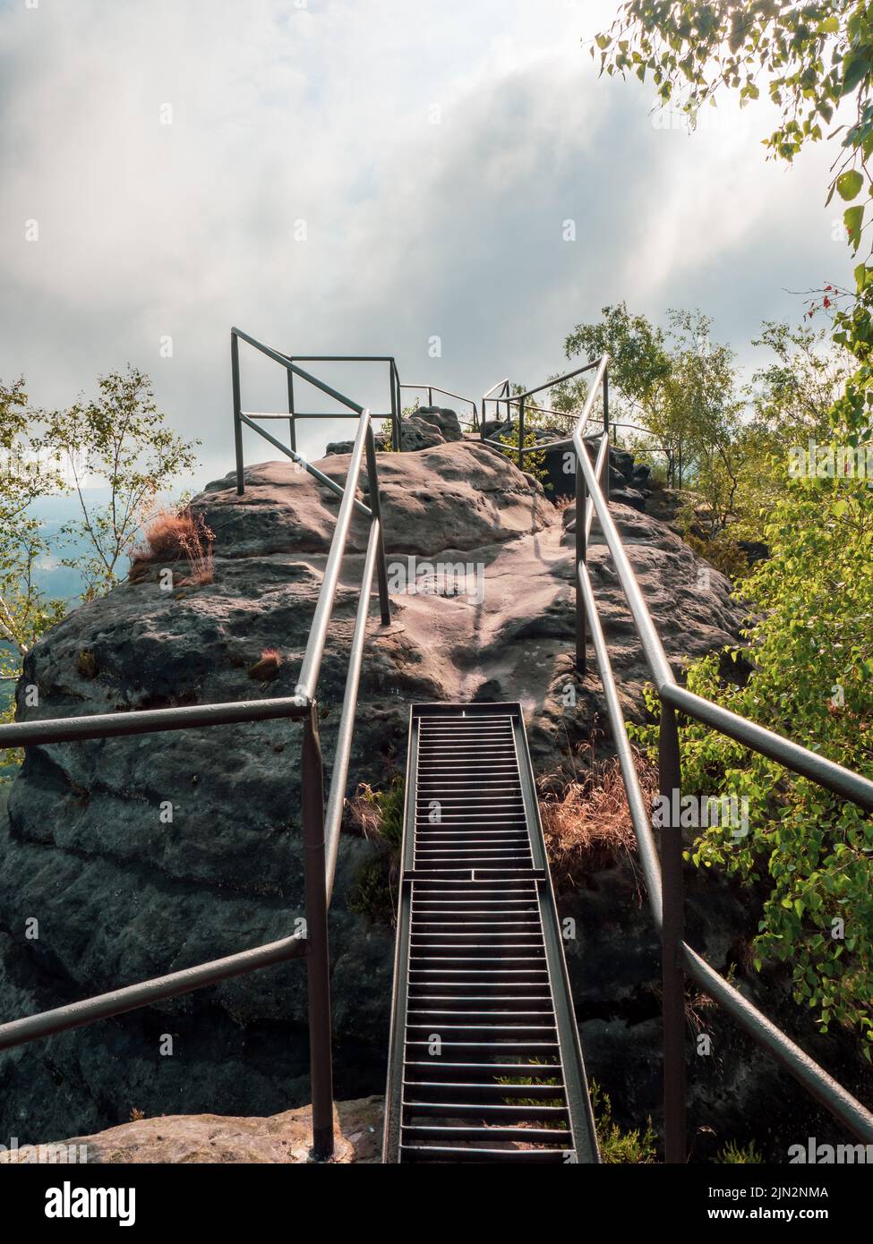 Escalera al mirador de las rocas Schrammstein en el parque de Suiza sajona. Schrammstein rocas aussicht, Sajonia, Alemania Foto de stock
