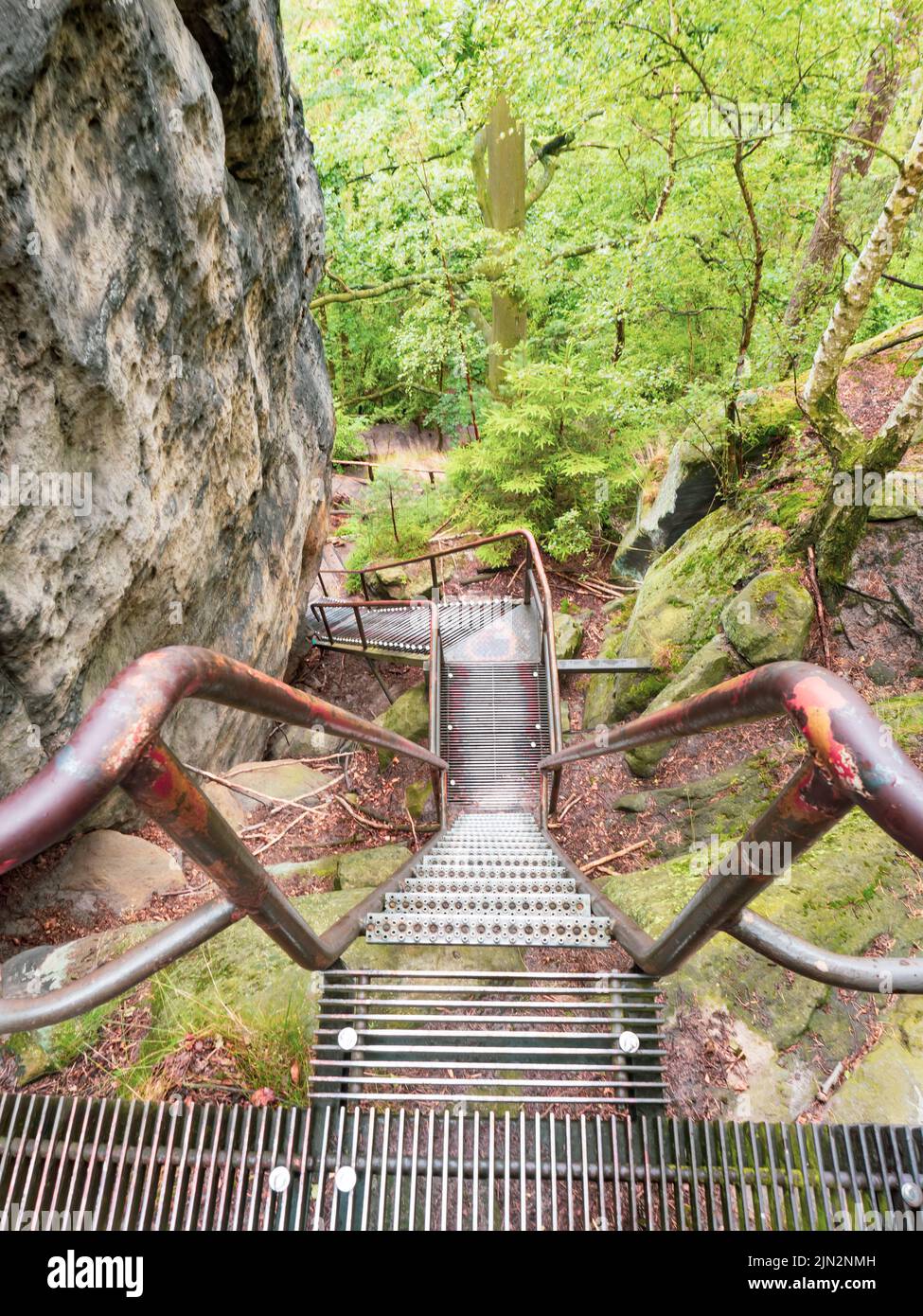 Ver escaleras de metal de la escalera o Heilige Stiege, la vista conduce a senderos turísticos. Alemania, Sajonia, las montañas de arenisca del Elba, Bad Schandau y SC Foto de stock