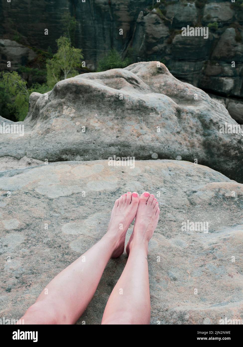 Pie desnudo con montaña rocosa fondo natural, concepto de viaje de relax. Y diversión Foto de stock