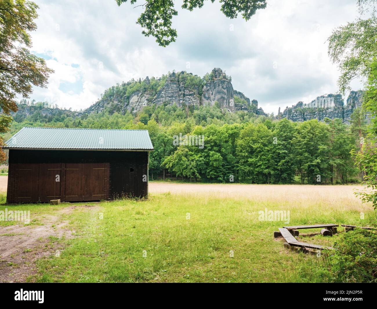 Refugio en pradera cerca de Schrammsteine y el paisaje en el parque de Suiza sajona en el sendero de senderismo Alemania Foto de stock