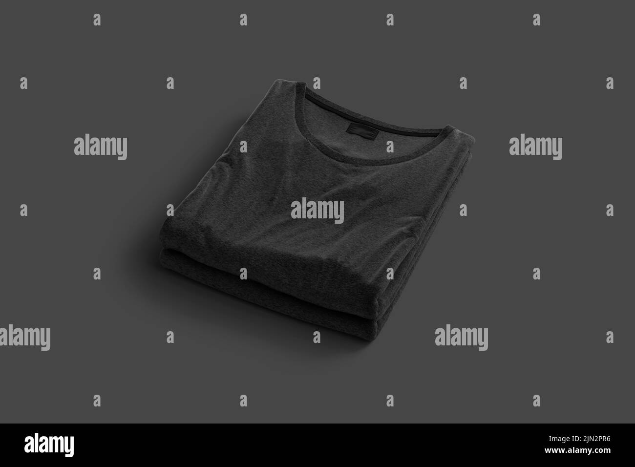 Negro en blanco doblado cuadrado camiseta pila de mockup, fondo oscuro Foto de stock