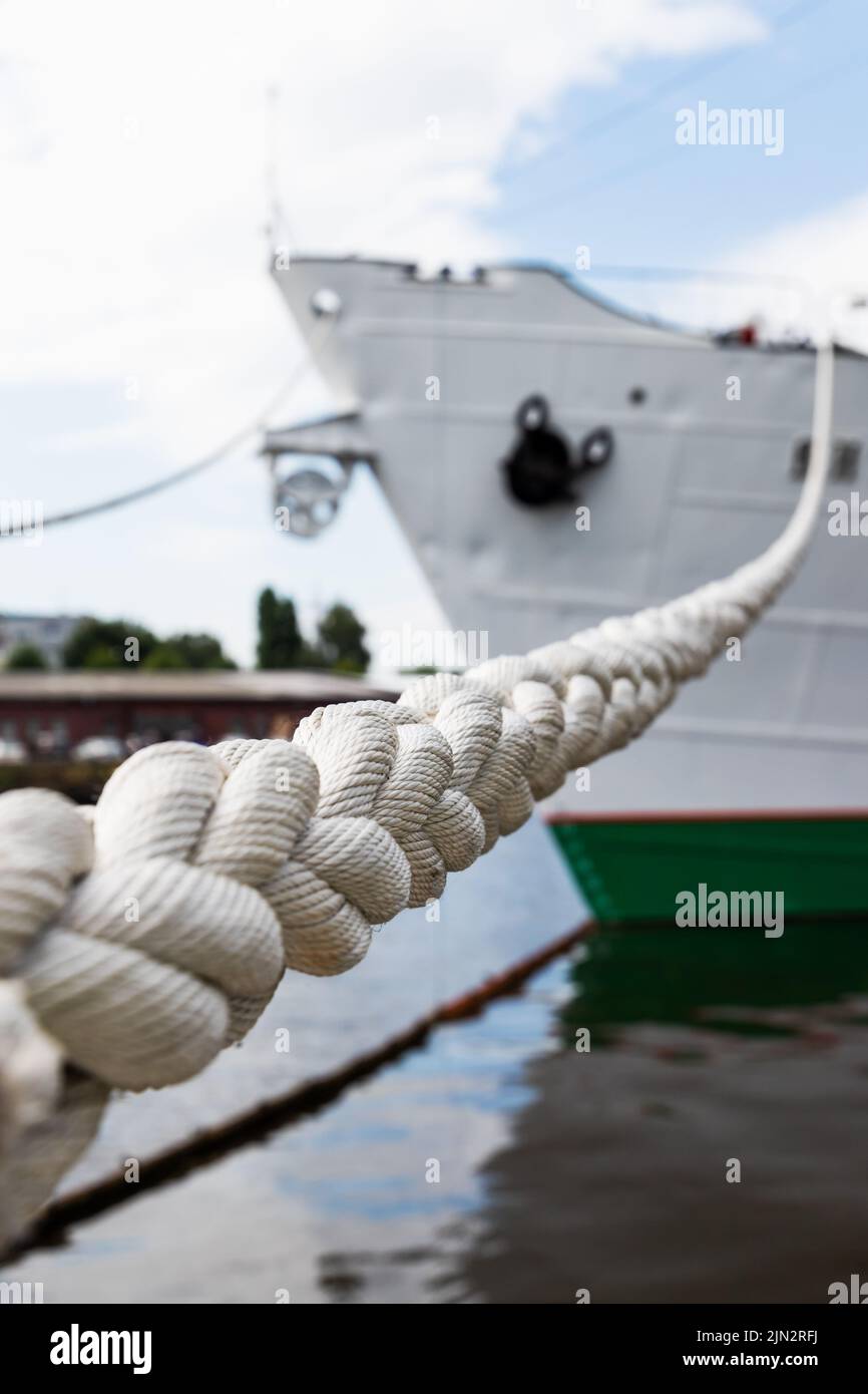 Cuerda de amarre blanca de velero blanco vintage, foto de primer plano con enfoque suave selectivo Foto de stock
